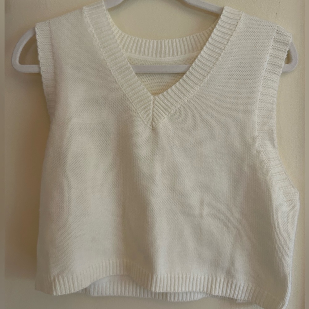 No brand, knit sweater vest cropped size small